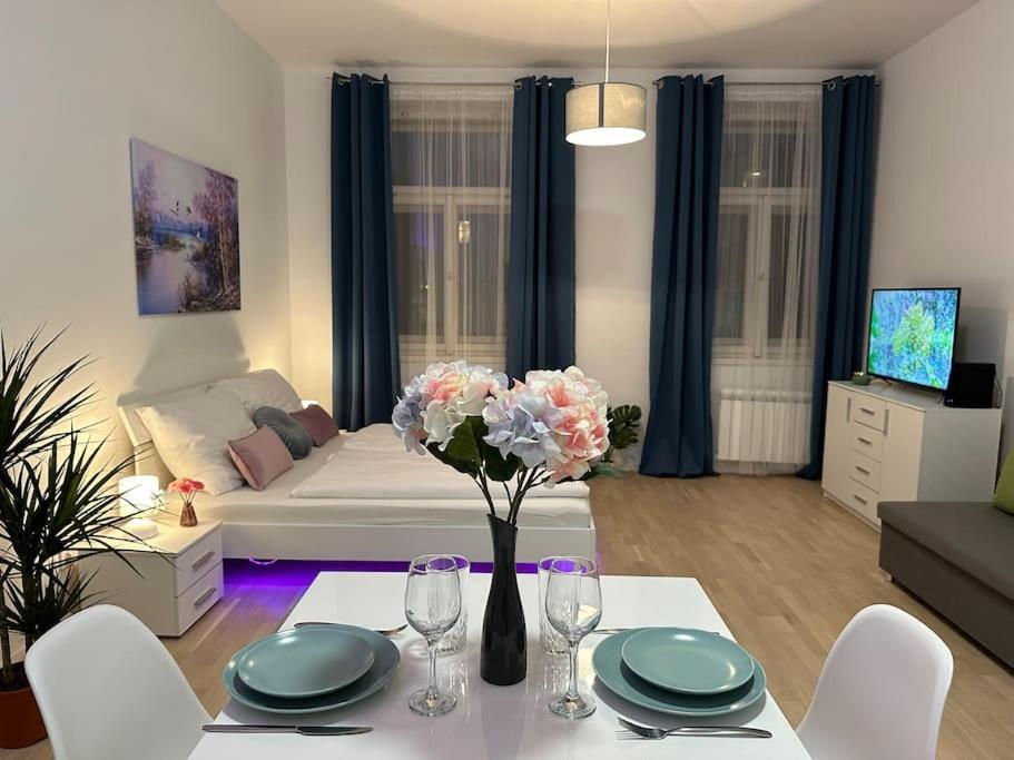 Romantic Apartment In The Center Of Praga Esterno foto