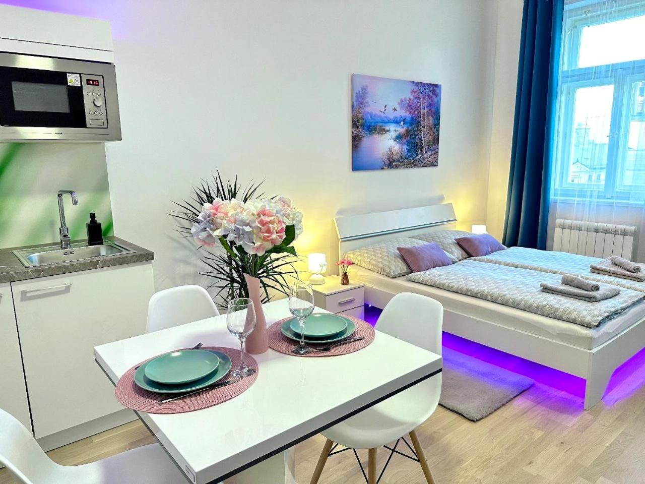 Romantic Apartment In The Center Of Praga Esterno foto